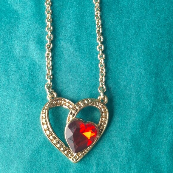 2/10$ Napier gold tone read heart pendant necklace - Picture 3 of 5
